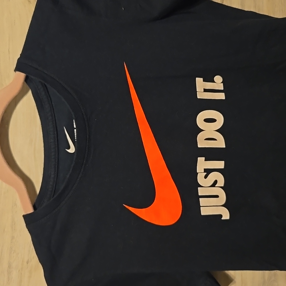 Womens Nike Tshirt - Picture 2 of 3
